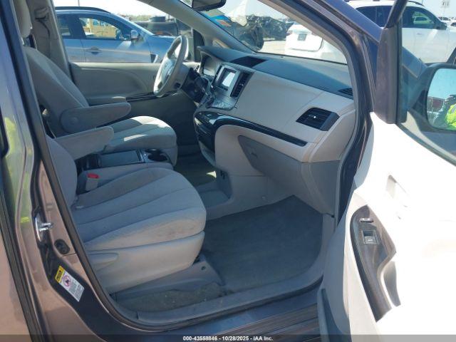 Toyota Sienna Le V6 8 Passenger Image 9