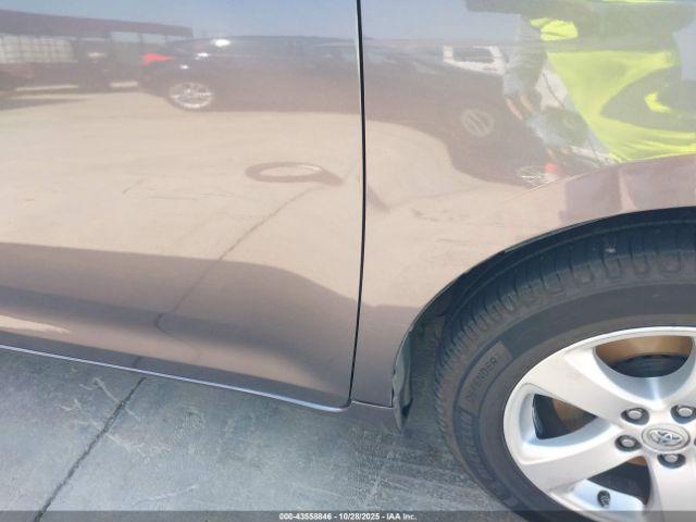 Toyota Sienna Le V6 8 Passenger Image 18