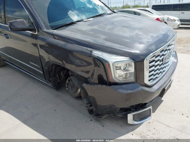 GMC Yukon Denali Image 12