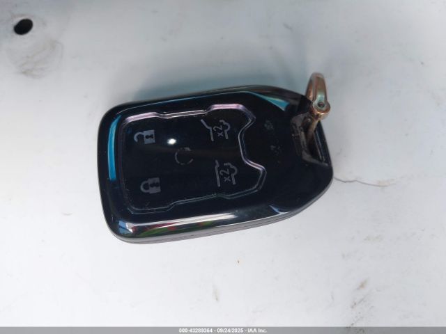 GMC Yukon Denali Image 16