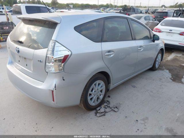 Toyota Prius v Two Image 15