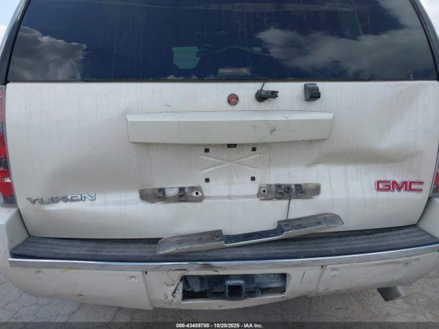 GMC Yukon Denali Image 8