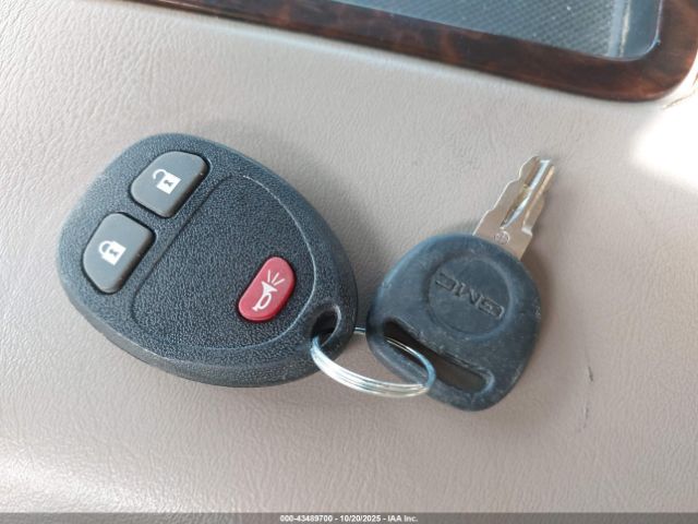 GMC Yukon Denali Image 9