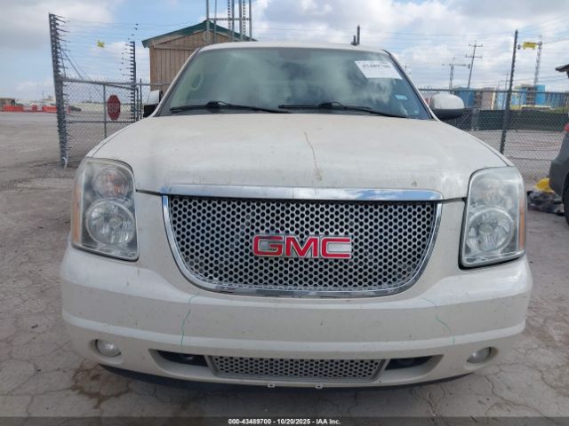 GMC Yukon Denali Image 13