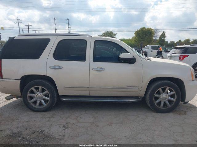 GMC Yukon Denali Image 14