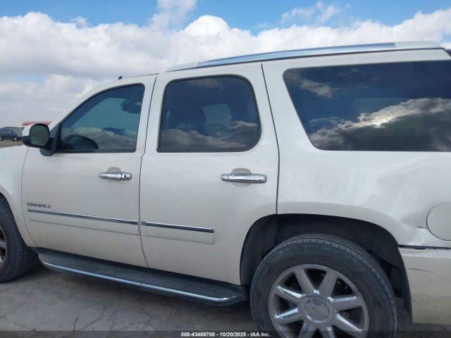 GMC Yukon Denali Image 12