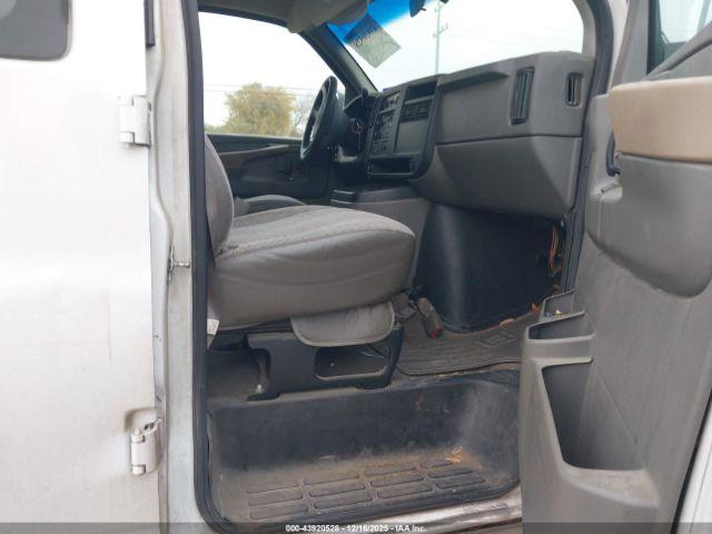 Chevrolet Express Image 5