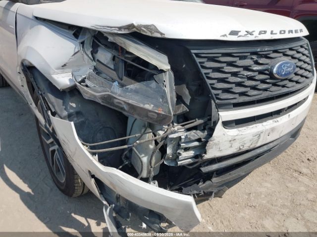 Ford Explorer Sport Image 4