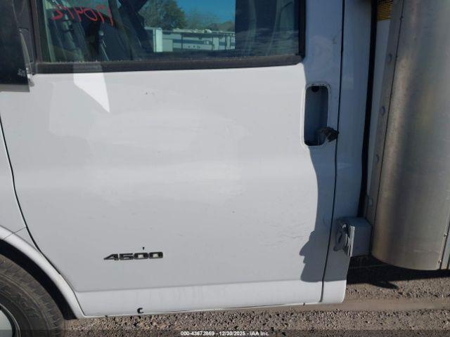 Chevrolet Express 4500 Image 5