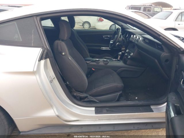 Ford Mustang V6 Image 16