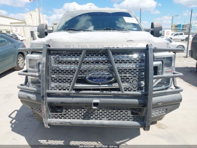Ford F-350 Lariat Image 9