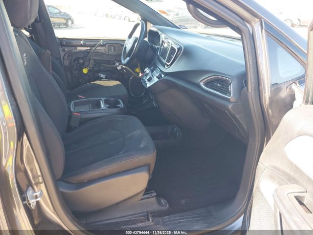 Chrysler Pacifica Touring Plus Image 16