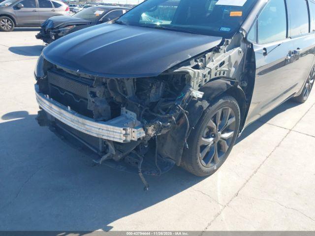 Chrysler Pacifica Touring Plus Image 4