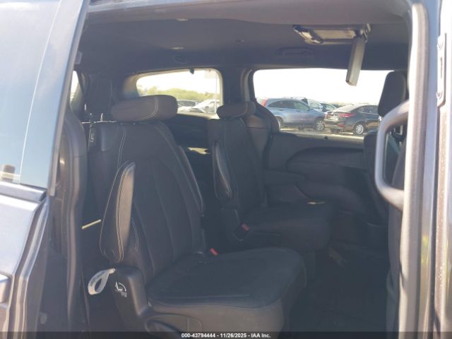 Chrysler Pacifica Touring Plus Image 5