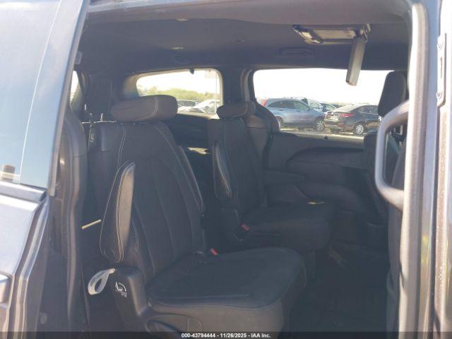 Chrysler Pacifica Touring Plus Image 5