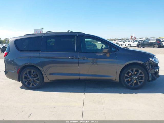 Chrysler Pacifica Touring Plus Image 13