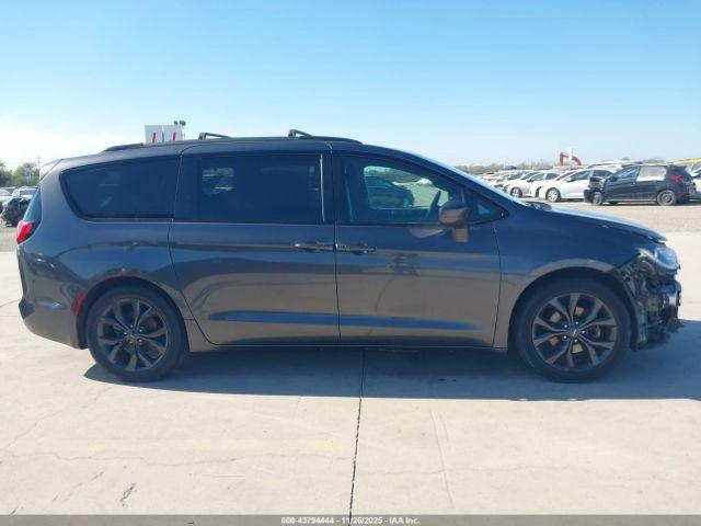 Chrysler Pacifica Touring Plus Image 13