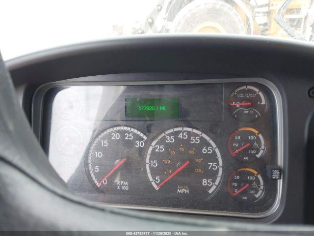 Freightliner M2 106 Image 16