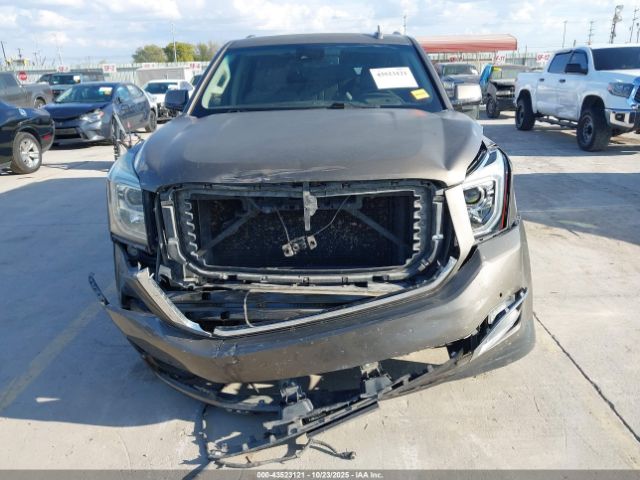 GMC Yukon Denali Image 16