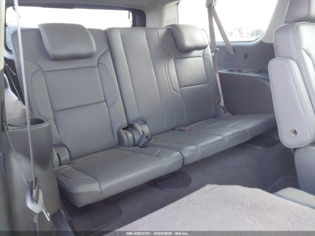 GMC Yukon Denali Image 18