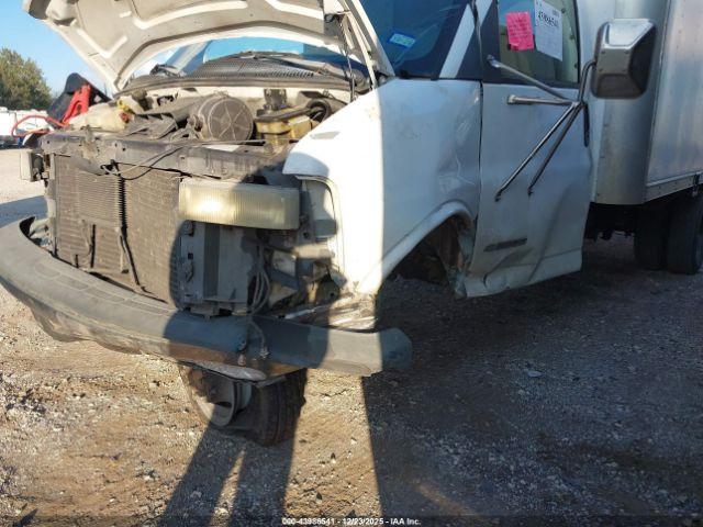 Chevrolet Express Image 16