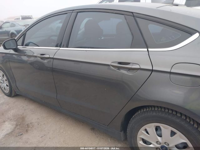 Ford Fusion S Image 20