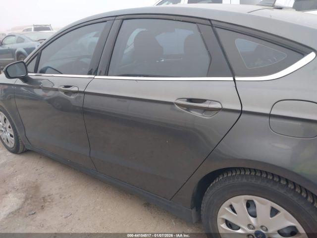 Ford Fusion S Image 20
