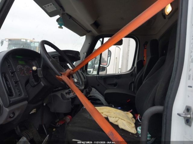 Freightliner M2 106 Image 5