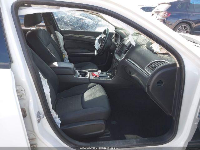 Chrysler 300 Touring Image 2