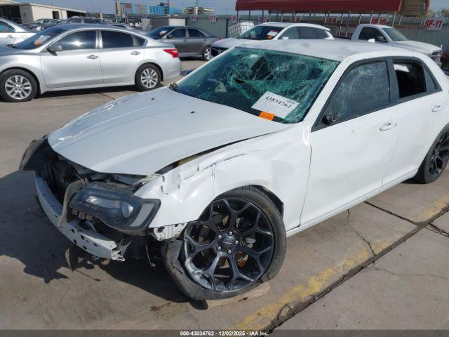 Chrysler 300 Touring Image 6