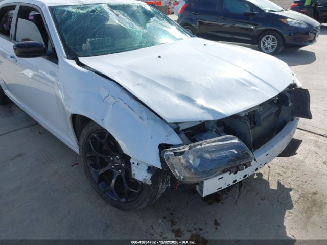 Chrysler 300 Touring Image 12